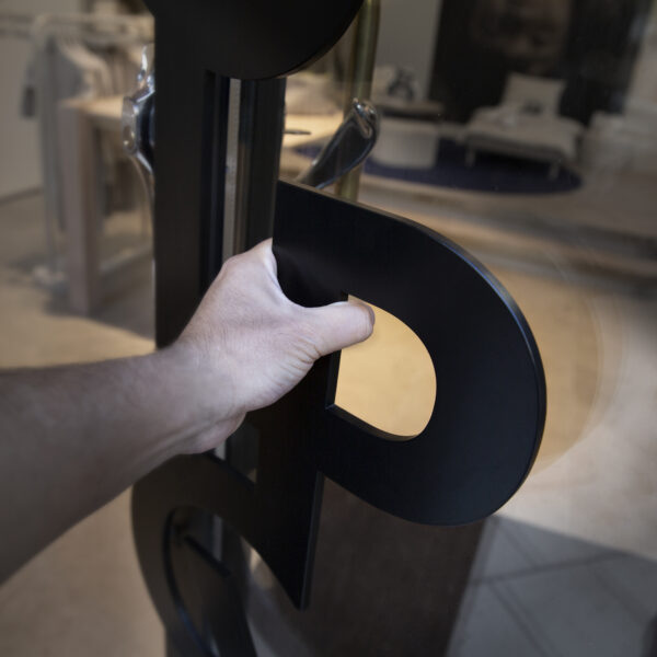 Dörrskylt i form av handtag i svartlackerat rostfritt stål – metallformad logotyp som funktionellt dörrhandtag för butikens entré - Bild 5