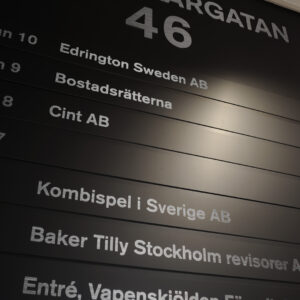 Fastighetsskylt i Svarteloxerad Aluminium med Silver Vinyltext