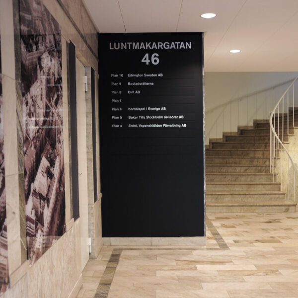Fastighetsskylt i Svarteloxerad Aluminium med Silver Vinyltext - Bild 2