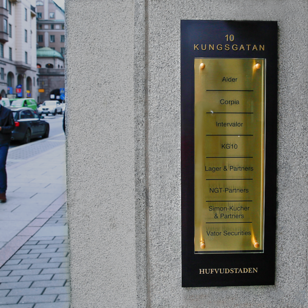 Fastighetsskylt med distansmonterat optiwhite-glas och guldtitanlegerade detaljer - Bild 5