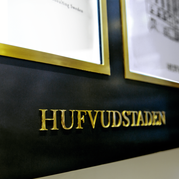 Fastighetsskylt som inkapsling av monitor i svarteloxerad aluminium med profilbokstäver och ramdetaljer i mässing - Bild 3