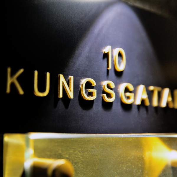 Fastighetsskylt med distansmonterat optiwhite-glas och guldtitanlegerade detaljer