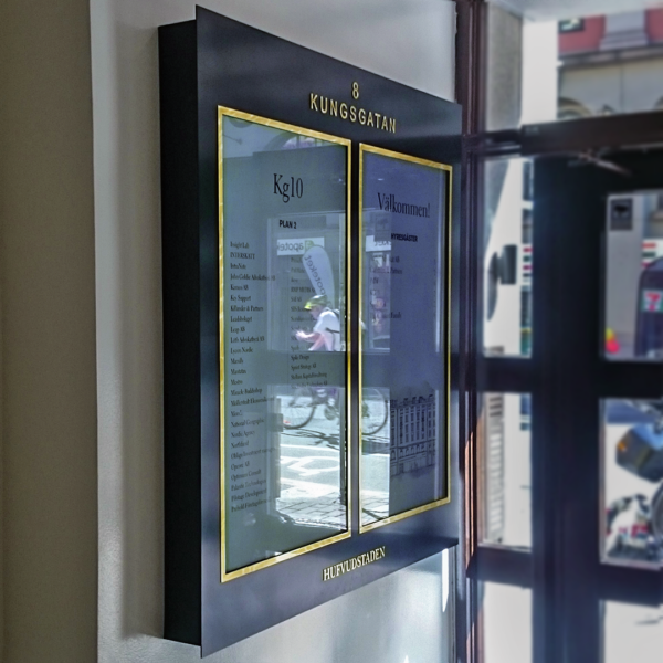 Fastighetsskylt som inkapsling av monitor i svarteloxerad aluminium med profilbokstäver och ramdetaljer i mässing - Bild 4