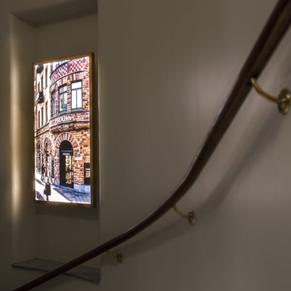 Ljuslåda med optiwhite härdat glas, inifrån LED-belyst och digitaltryckt dekor, med ram i blankpolerad guldtitanlegerat rostfritt stål - Bild 5