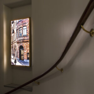 Hufvudstaden_Inifrån_LED_Belysta_ljuslådor_med_digitaltryckta_dekor_guldtitanlegerad_ram_1