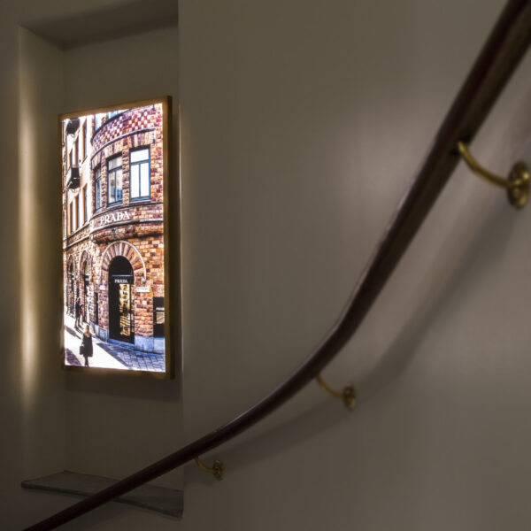 Ljuslåda med optiwhite härdat glas, inifrån LED-belyst och digitaltryckt dekor, med ram i blankpolerad guldtitanlegerat rostfritt stål - Bild 4
