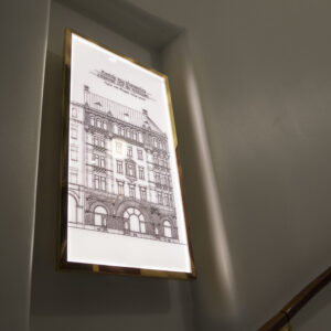 Hufvudstaden_Inifrån_LED_Belysta_ljuslådor_med_digitaltryckta_dekor_guldtitanlegerad_ram_2