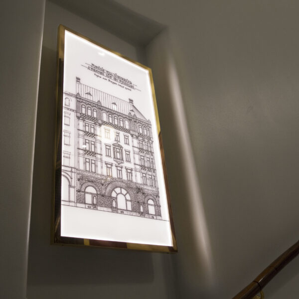 Ljuslåda med optiwhite härdat glas, inifrån LED-belyst och digitaltryckt dekor, med ram i blankpolerad guldtitanlegerat rostfritt stål - Bild 3