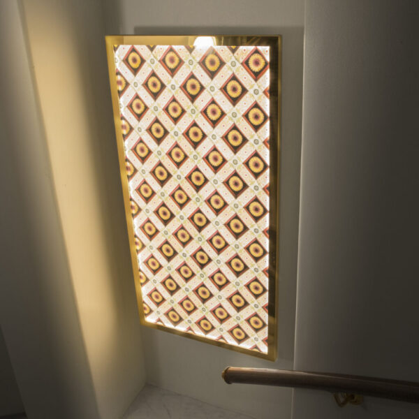 Ljuslåda med optiwhite härdat glas, inifrån LED-belyst och digitaltryckt dekor, med ram i blankpolerad guldtitanlegerat rostfritt stål