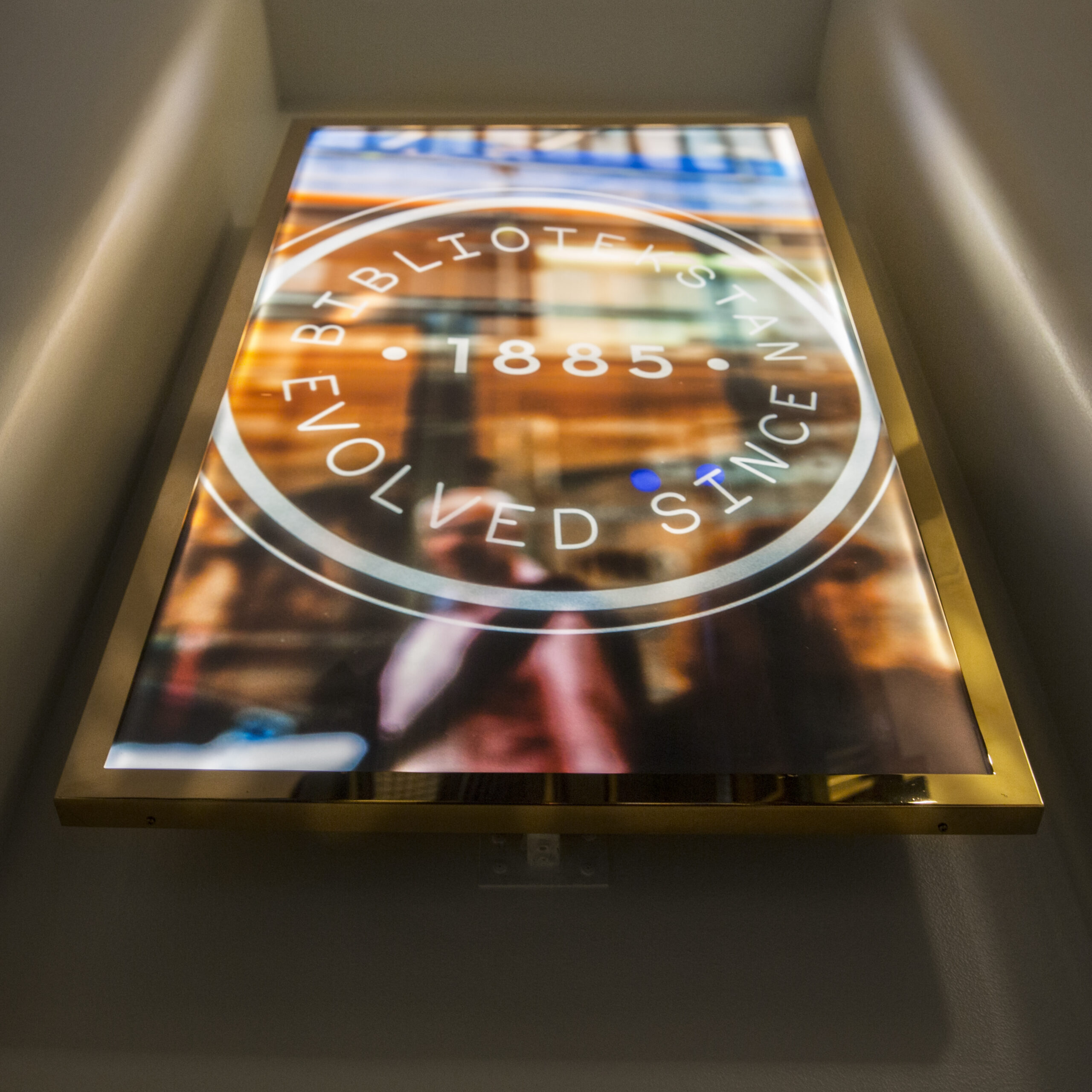 Ljuslåda med optiwhite härdat glas, inifrån LED-belyst och digitaltryckt dekor, med ram i blankpolerad guldtitanlegerat rostfritt stål