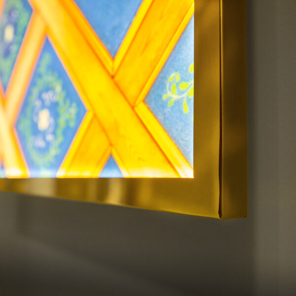 Ljuslåda med optiwhite härdat glas, inifrån LED-belyst och digitaltryckt dekor, med ram i blankpolerad guldtitanlegerat rostfritt stål - Bild 6