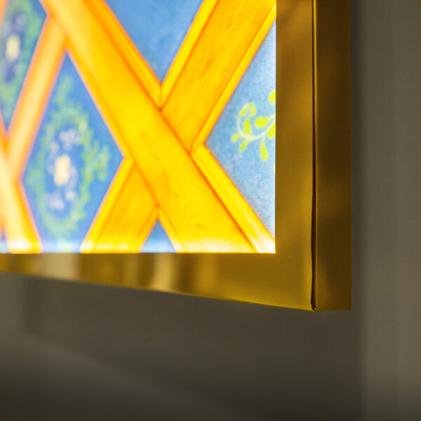 Ljuslåda med optiwhite härdat glas, inifrån LED-belyst och digitaltryckt dekor, med ram i blankpolerad guldtitanlegerat rostfritt stål - Bild 5