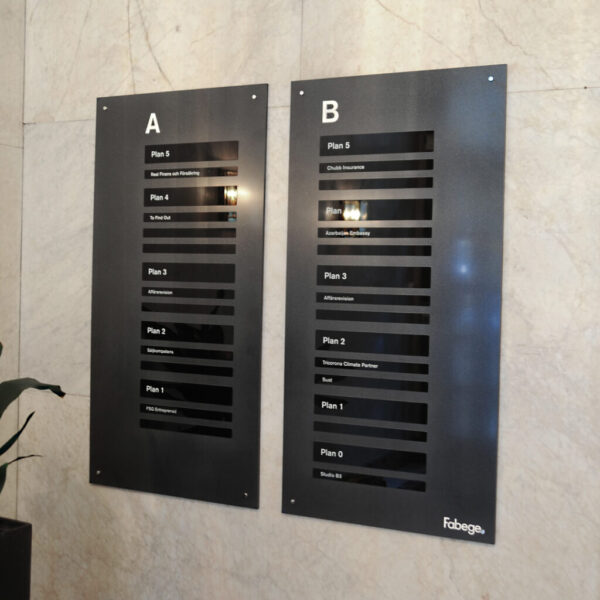 Corian Fastighetsskylt – Modern & Slitstark Glasskylt