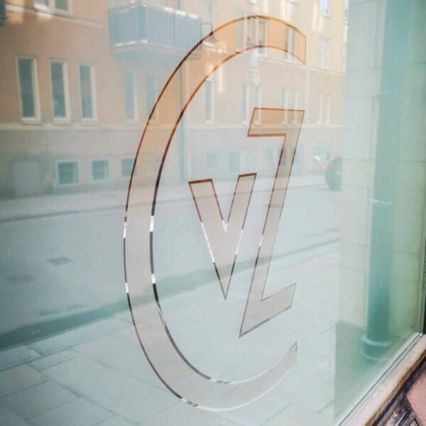 Frostdekor i etsningsvinyl med negativt utskuren logotyp och outline – insynsskydd med varumärkesprofil