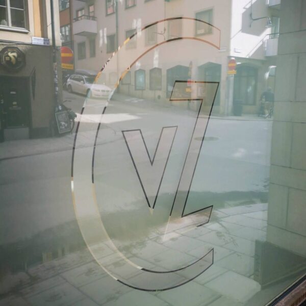 Frostdekor i etsningsvinyl med negativt utskuren logotyp och outline – insynsskydd med varumärkesprofil - Bild 6
