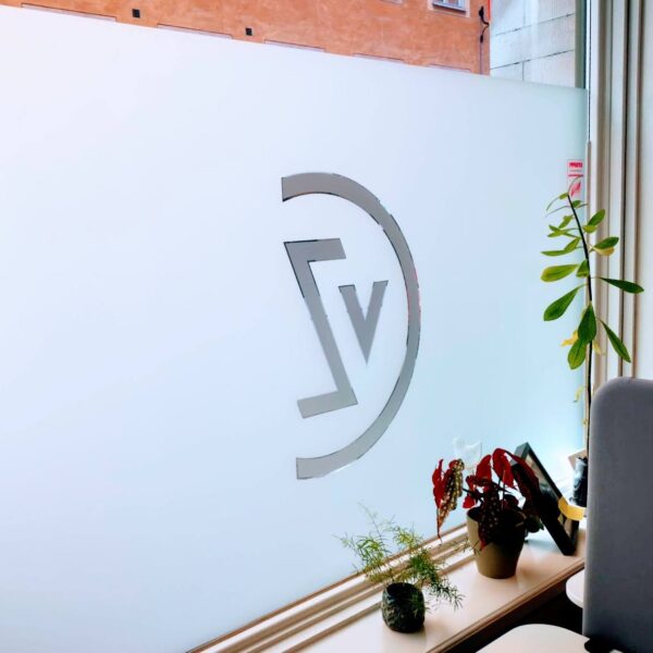 Frostdekor i etsningsvinyl med negativt utskuren logotyp och outline – insynsskydd med varumärkesprofil - Bild 3