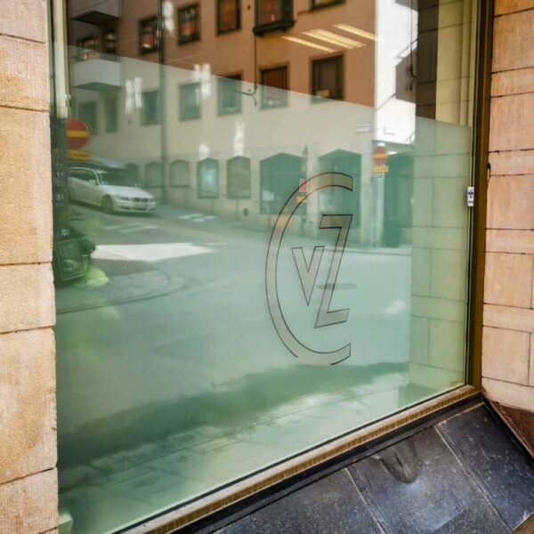 Frostdekor i etsningsvinyl med negativt utskuren logotyp och outline – insynsskydd med varumärkesprofil
