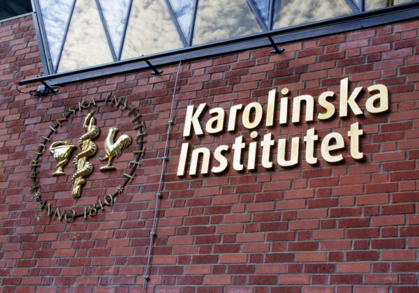 Karolinska Institutet fasadskylt – gjuten brons med ljusramp - Bild 6