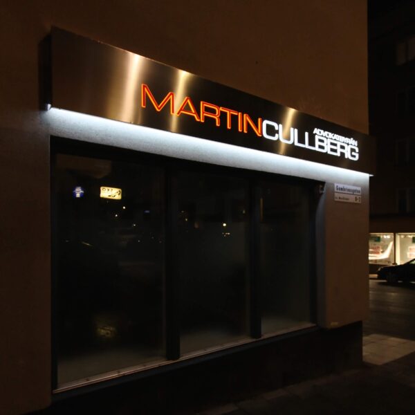 Fasadskylt Martin Cullberg i rostfritt med ljuslåda, perforerad - translucent vinyl, med midja, kantbelyst & corona effekt - Bild 8