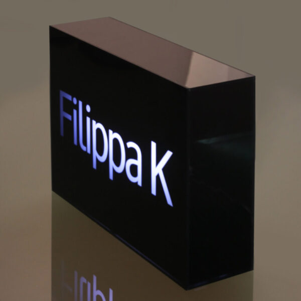 Filippa-K Ljuslåda i Svart Akryl – Inifrån LED-belyst med Black & White-effekt