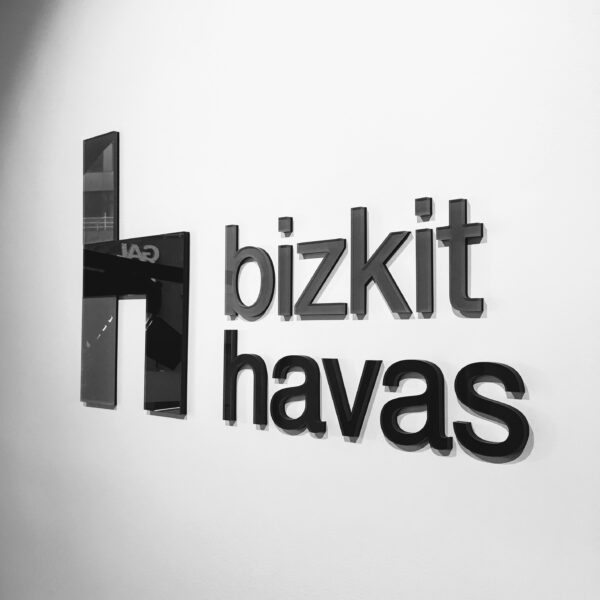Receptionsskylt i transparent akryl med svart baksidedekor på svart akrylbas - Bild 3