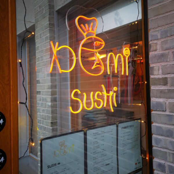 Fönsterskylt i LED-neon monterad på transparent akryl med vajerupphängning och appstyrd belysning - Bild 8