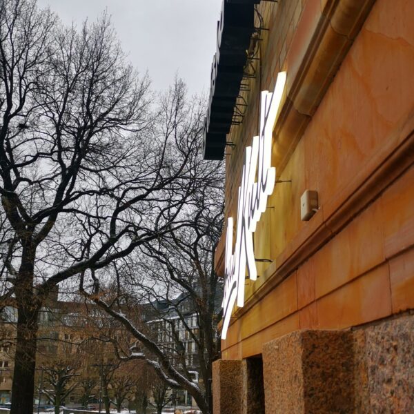 Fasadskylt med LED-belysta opalvita profilbokstäver i akryl med matt svart topping och nedfräst sarg – distansmonterad för halo-effekt - Bild 5
