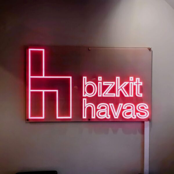 Receptionsskylt med LED-neon profilbokstäver i transparent akryl – RGBW-appstyrd belysning och lackerad sockel för väggmontage - Bild 5