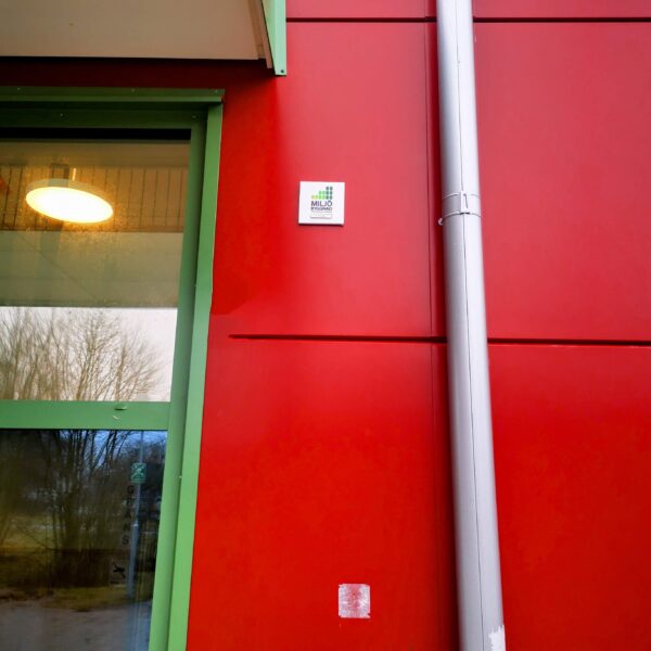 Fastighetsskylt i graverad och färgfylld Corian med infräst mässingsskylt – distansmonterad skylt med exklusivt uttryck - Bild 6