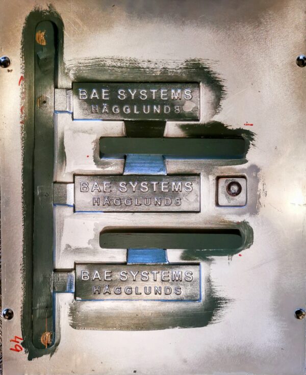 Gjuten aluminiumskylt med grön lackering för industriell och hållbar varumärkesprofilering - Bild 4