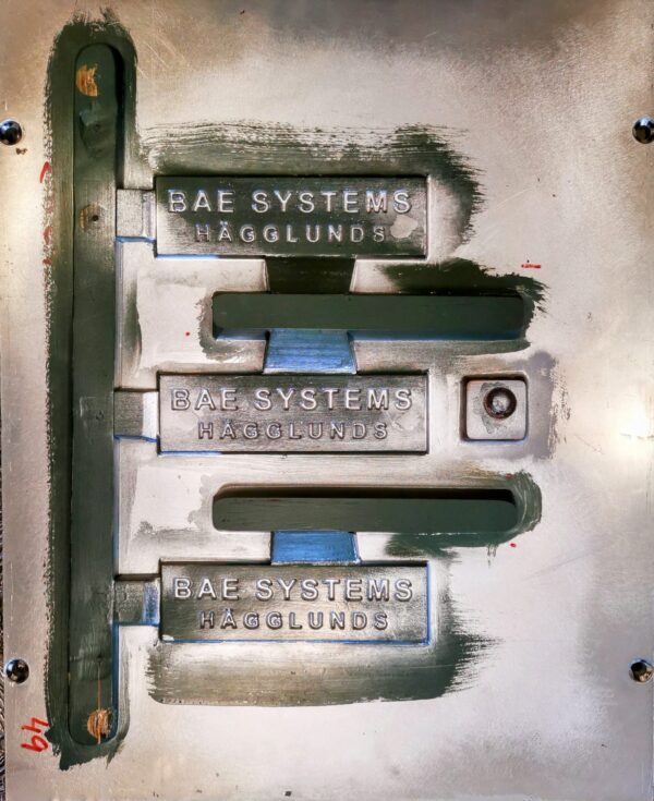 BAE Hägglunds Gjuten aluminiumskylt med grön lackering för industriell och hållbar varumärkesprofilering - Bild 3