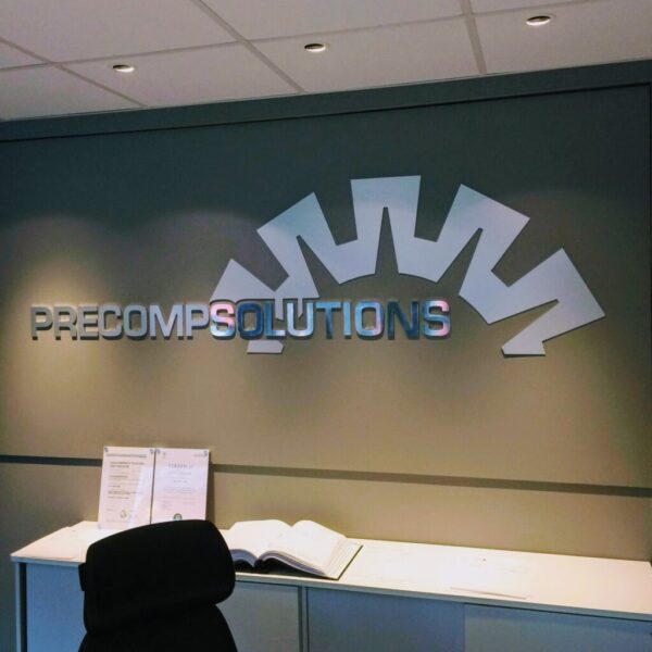 Precomp Solution Receptionsskylt i Profilbokstäver – Rostfritt Stål Borstad, Polerad & Blästrad Finish