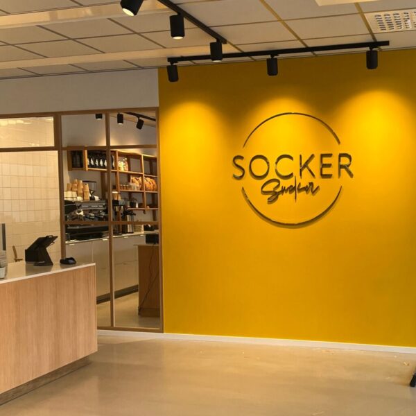 Receptionsskylt i Profil 01 – Guldtitanlegerad Front på Svart Akryl för Socker Sucker - Bild 2