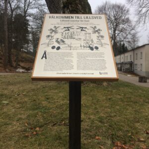 Pylonskylt i Rostfritt Stål med Träram och Screentryck Dekor