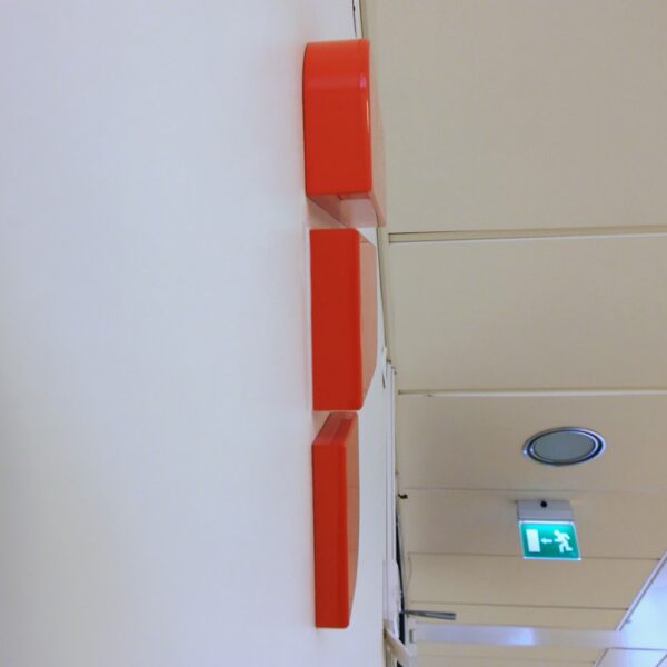 Ferrologic Receptionsskylt med profilbokstäver & logotyp i svart och orange homogen akryl - Bild 6