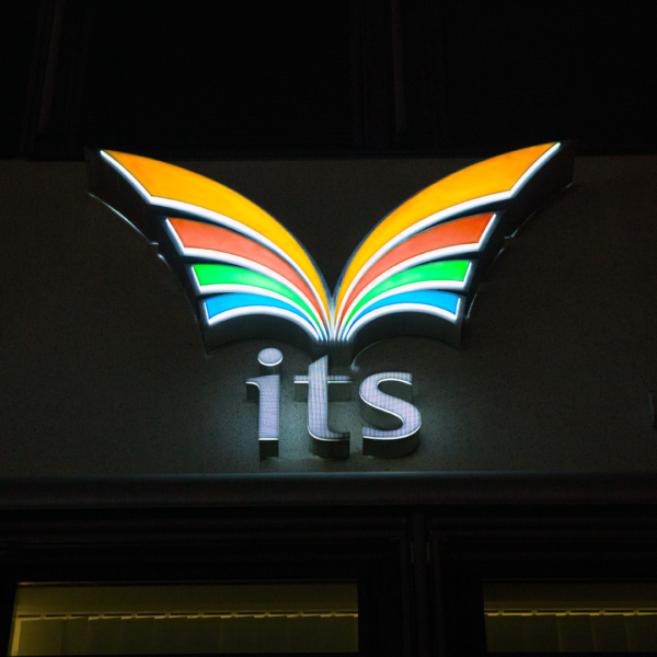 Fasadskylt i Rostfritt Stål med LED Frambelysning & Upphöjda Kilformade Logofigurer - Bild 6