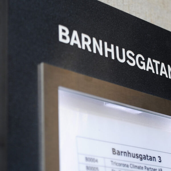 Fastighetsskylt i Corian – Anpassad för Porttelefon