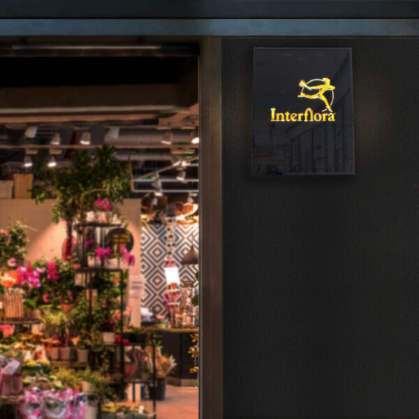 Flaggskylt i kubformad svart blank akryl med LED-belyst dekaperad logotyp och transparent akryltopp med guldfärgad dekor för djup- och ljuseffekt - Bild 5