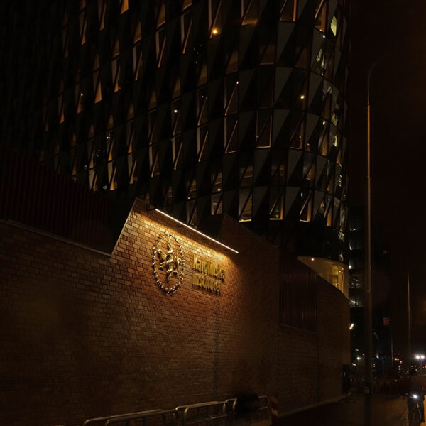 Karolinska Institutet fasadskylt – gjuten brons med ljusramp - Bild 21
