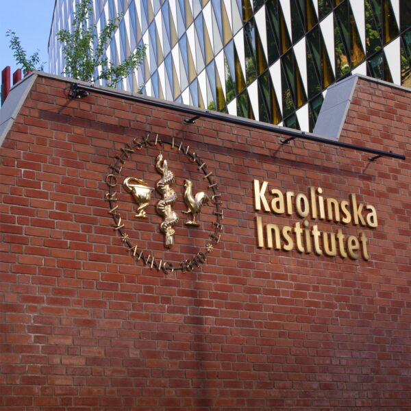 Karolinska Institutet fasadskylt – gjuten brons med ljusramp - Bild 27