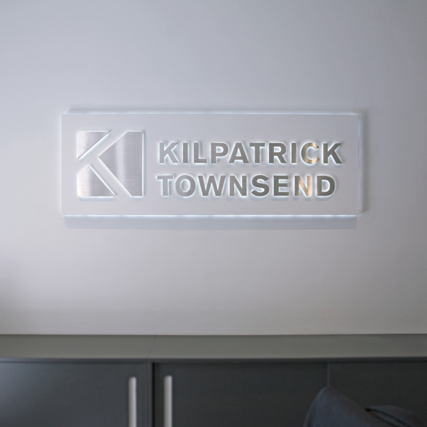 Receptionsskylt i lackerad aluminium med distansmonterade bakifrån LED-belysta profilbokstäver – halo-effekt mot bakgrundsplatta - Bild 5