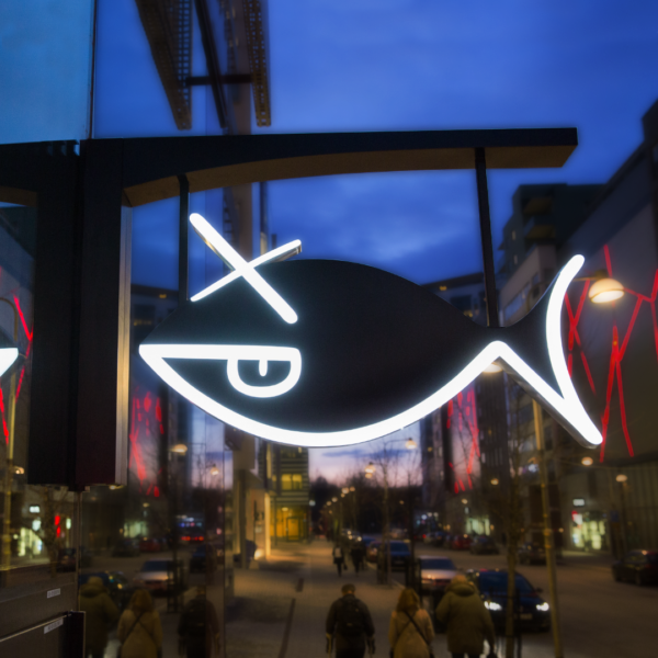 Dubbelsidig flaggskylt i fiskform med rostfri sarg, LED-belyst kontur i opalvit akryl och smidesställning - Bild 5