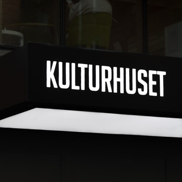 Fasadskylt entréduk med upphöjd LED-belyst logotyp och nedåtriktad LED-panel - Bild 11