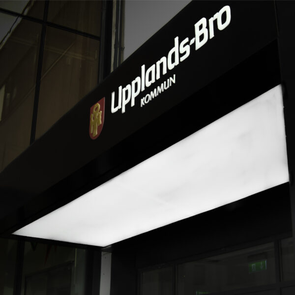 Fasadskylt entréduk med upphöjd LED-belyst logotyp och nedåtriktad LED-panel - Bild 10