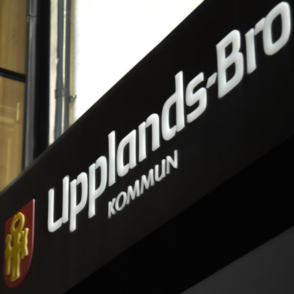 Fasadskylt entréduk med upphöjd LED-belyst logotyp och nedåtriktad LED-panel - Bild 9