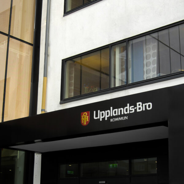 Fasadskylt entréduk med upphöjd LED-belyst logotyp och nedåtriktad LED-panel - Bild 8