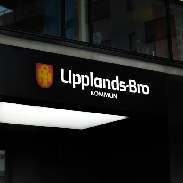 Fasadskylt entréduk med upphöjd LED-belyst logotyp och nedåtriktad LED-panel