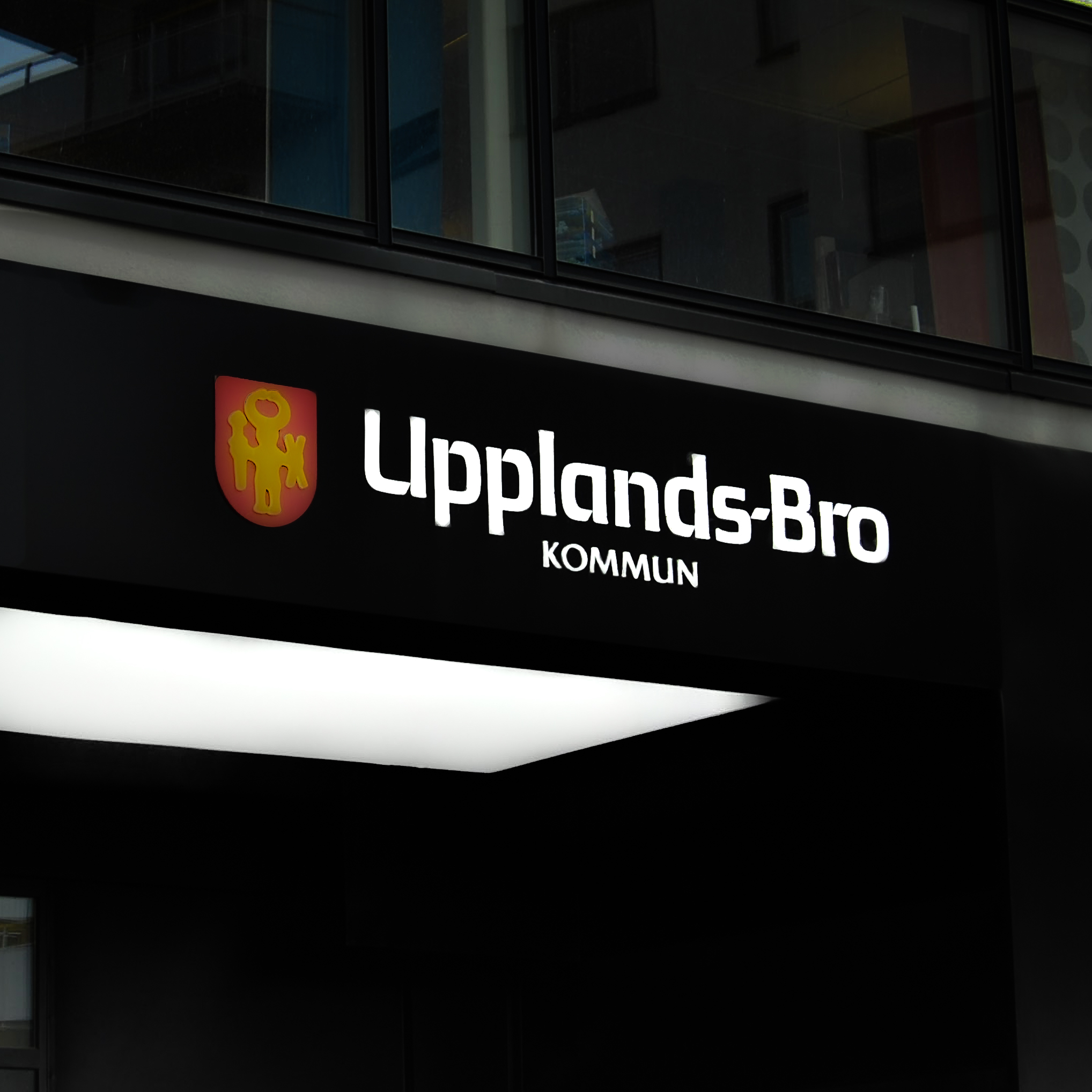 Fasadskylt entréduk med upphöjd LED-belyst logotyp och nedåtriktad LED-panel