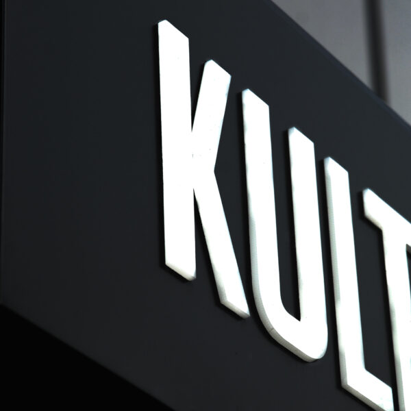 Fasadskylt entréduk med upphöjd LED-belyst logotyp och nedåtriktad LED-panel - Bild 4