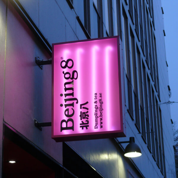 Flaggskylt ljuslåda med rosa akrylfronter och neonbelysning - Bild 8